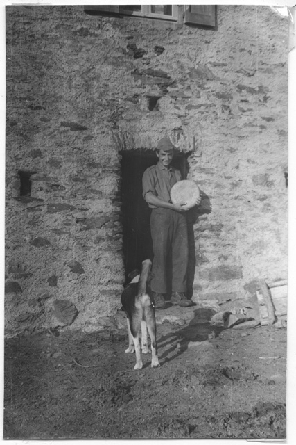 Alpigiano in posa con una forma di formaggio