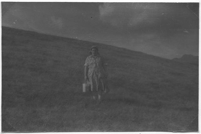 Agnese Gianini con un secchiello per la raccolta dei mirtilli