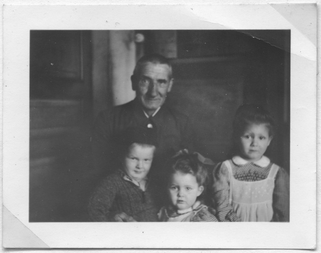 Federico Gianini con i nipoti a Corticiasca