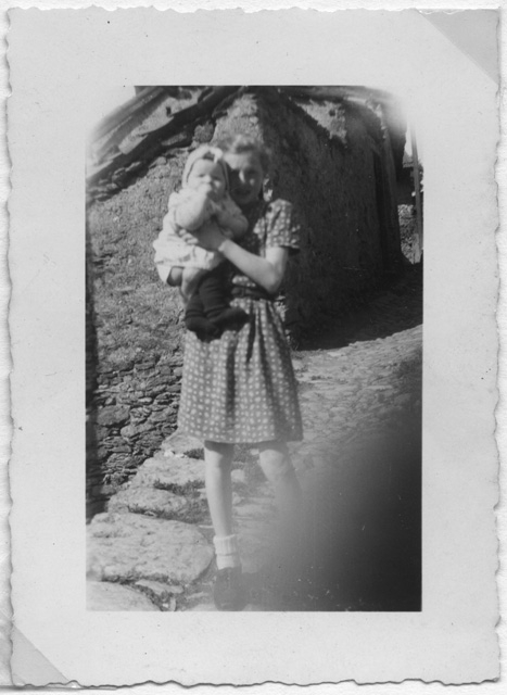 Autoveicolo davanti al vecchio prestino del pane di Tesserete