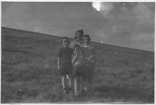 Agnese Gianini con i nipoti Bruno, Helios e Renata a Corticiasca