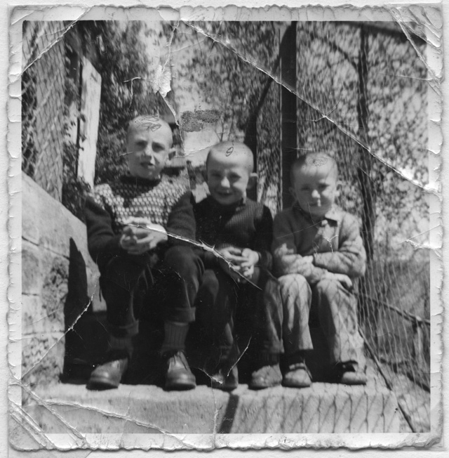 Renato, Bruno e Helios Gianini seduti su un gradino