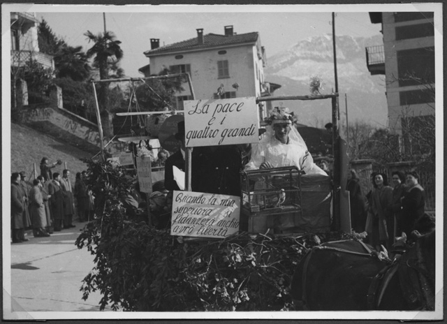 Momento della sfilata dei carri a Tesserete