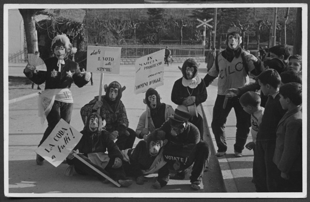 Gruppo mascherato sul piazzale della stazione a Tesserete
