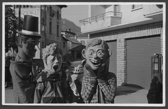 Gruppo di maschere in posa a Tesserete