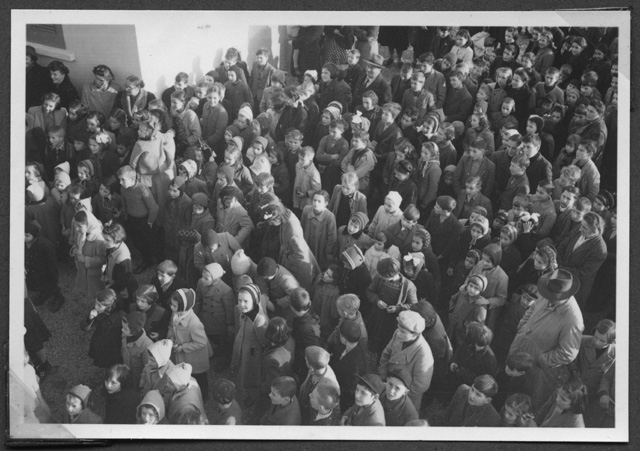 Bambini in attesa della distribuzione dei doni a San Nicolao