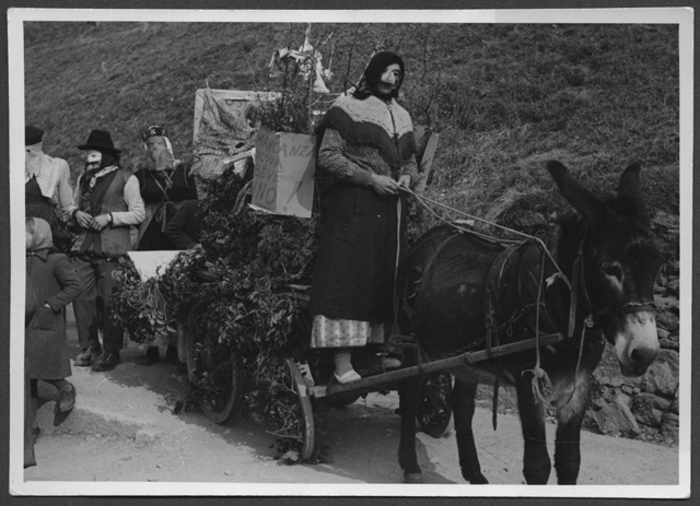 Donna mascherata a bordo di un carretto