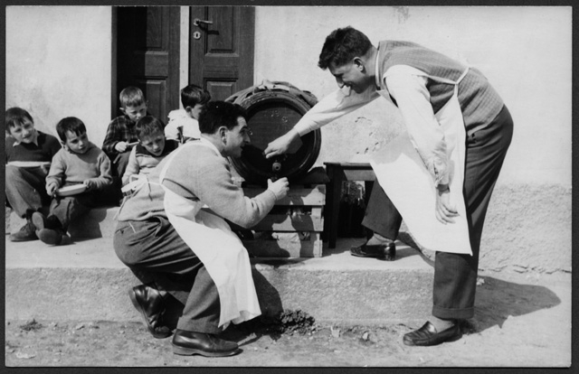 Due uomini che spillano il vino