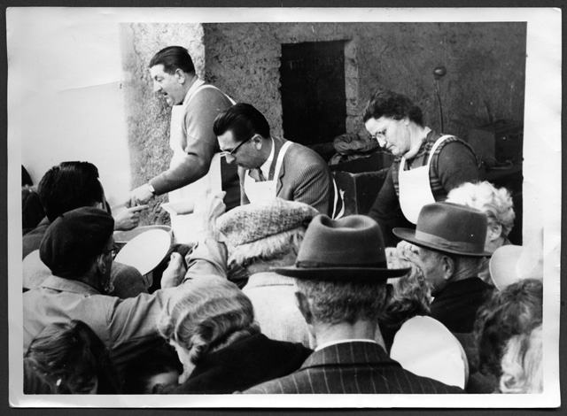 La distribuzione del risotto al carnevale di Tesserete