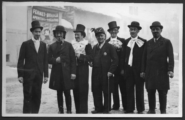 Gruppo in maschera a carnevale