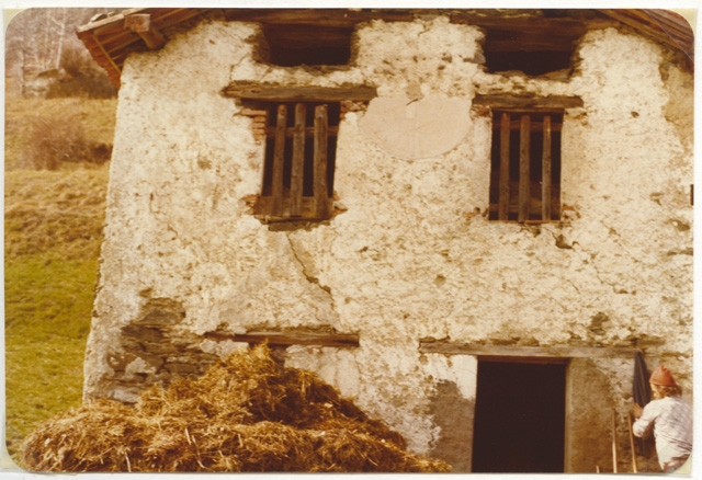 Uomo davanti a una stalla a Monte, sopra Cimadera