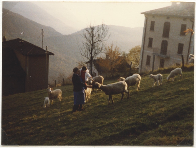 Agnese e Elisa Gianini in un prato a Piazza