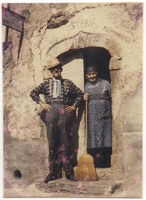 Francesco e Maria Gianini davanti all'osteria Centrale a Corticiasca