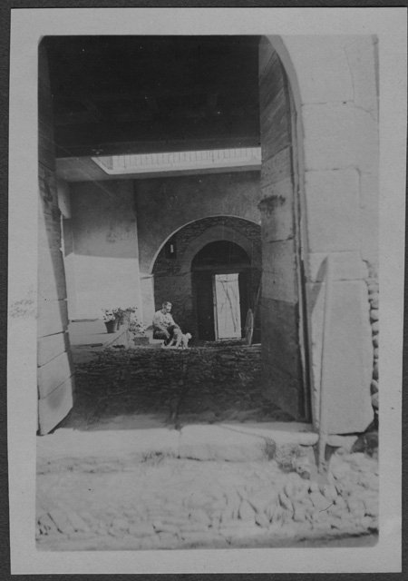 Mario Bernasconi con il cane davanti alla propria casa di Sala Capriasca