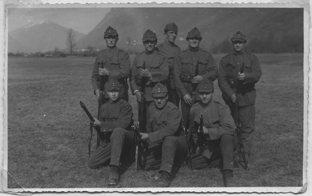 Ugo Gianini con commilitoni alla Scuola reclute a Magadino