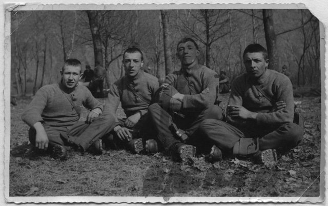 Orfeo Gianini con commilitoni alla Scuola reclute