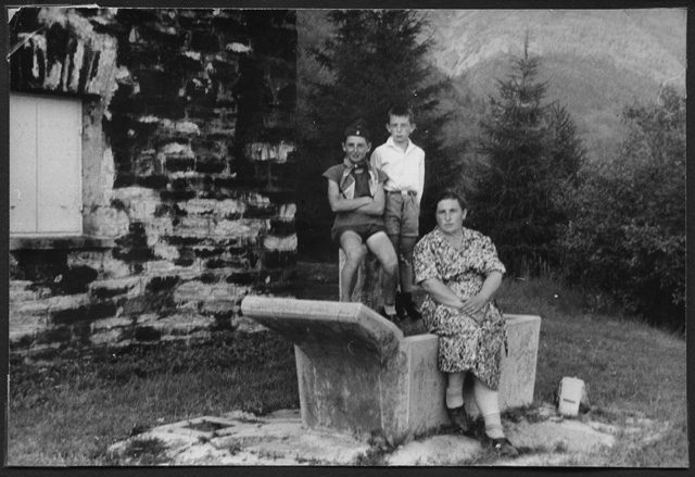 Agnese Gianini con i nipoti alla Tassèra di Bidogno