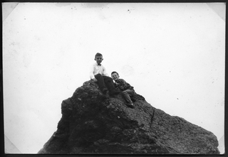 Bruno e Renato Gianini sopra ad una roccia al Pian Sótt