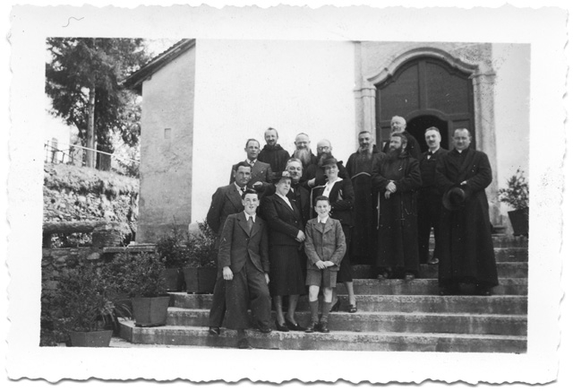Famiglia Antonini in posa con frati sulle scale del convento di Bigorio