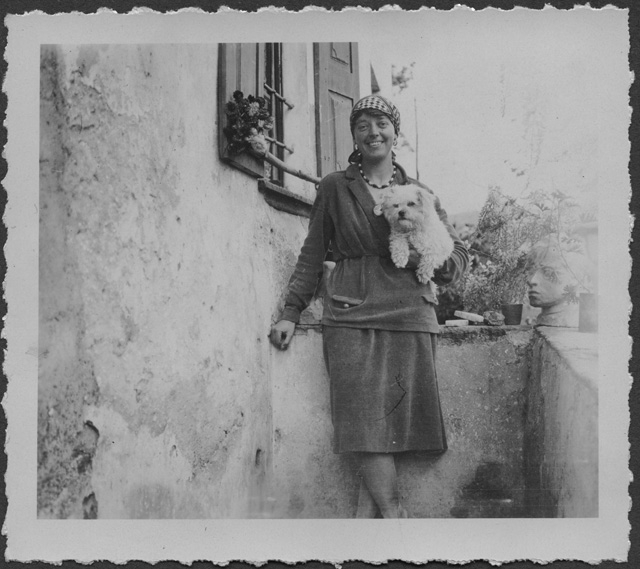 Irma Bernasconi con il cane davanti alla propria casa