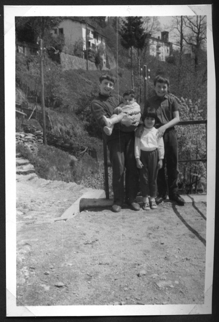 Fratelli Helios e Bruno Gianini con due bambine a Corticiasca