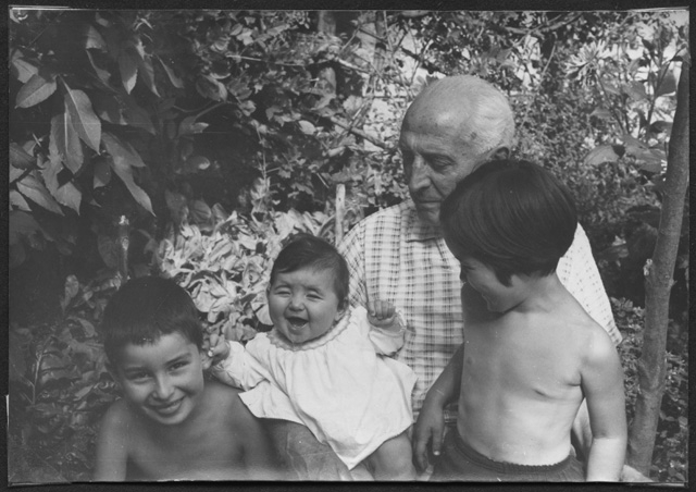 Attilio Petralli con i nipoti a Corticiasca