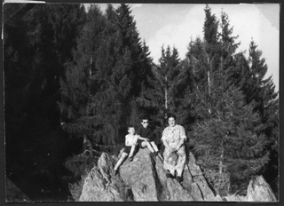 Agnese Gianini con i figli sopra ad una roccia