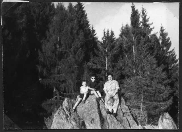 Agnese Gianini con i figli sopra ad una roccia