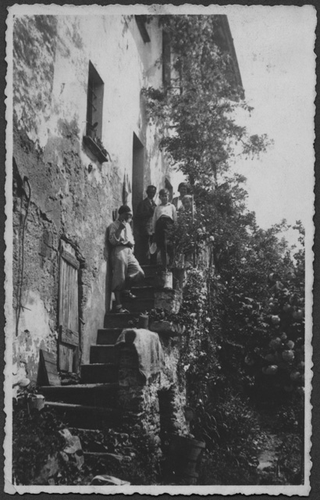 Mario Bernasconi davanti a casa con amici