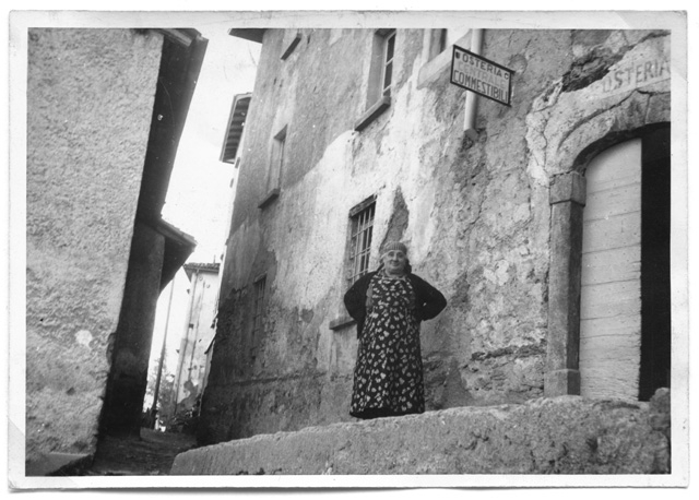 Maria Gianini davanti all'Osteria Centrale a Corticiasca
