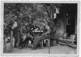 Militari seduti ad un tavolo