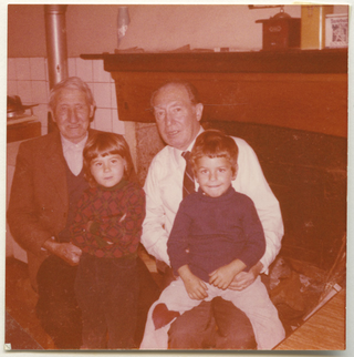 Ritratto di Federico e Fulvio Gianini davanti al camino