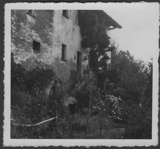 Mario Bernasconi davanti a casa