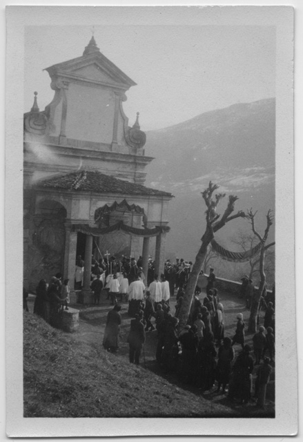 Funzione religiosa alla chiesa di Bidogno