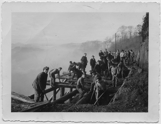 Uomini al lavoro dopo la frana a Treggia