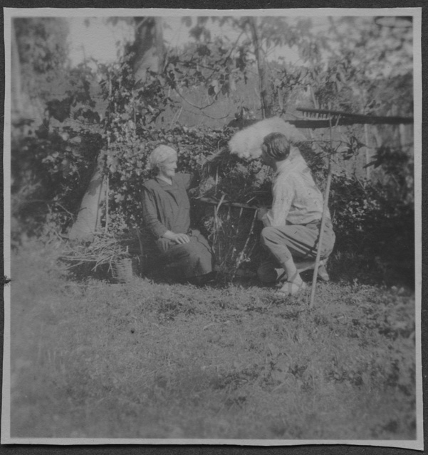 Mario Bernasconi con un'anziana contadina