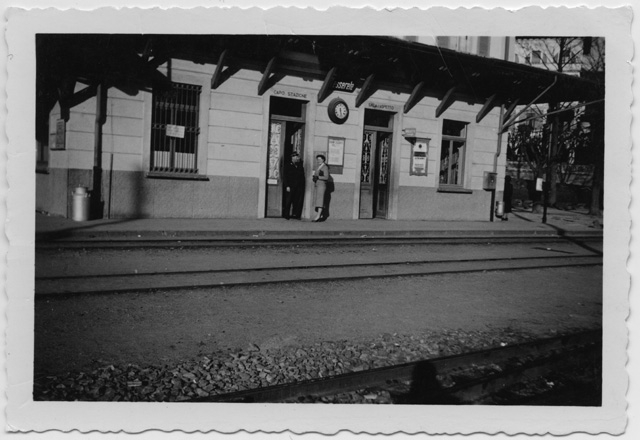 Capostazione Arnoldo Moresi con una donna sul piazzale della stazione di Tesserete