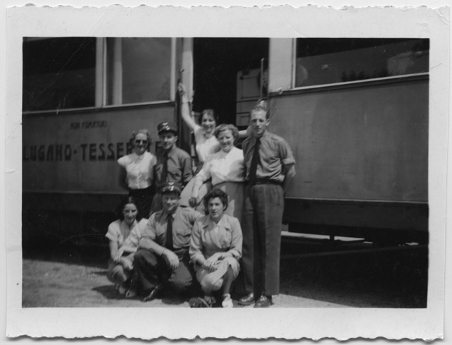 Arnoldo Moresi in posa con il personale della stazione di Tesserete