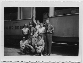 Arnoldo Moresi in posa con il personale della stazione di Tesserete
