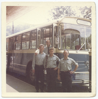 Personale della stazione in posa con autobus della linea Lugano-Tesserete