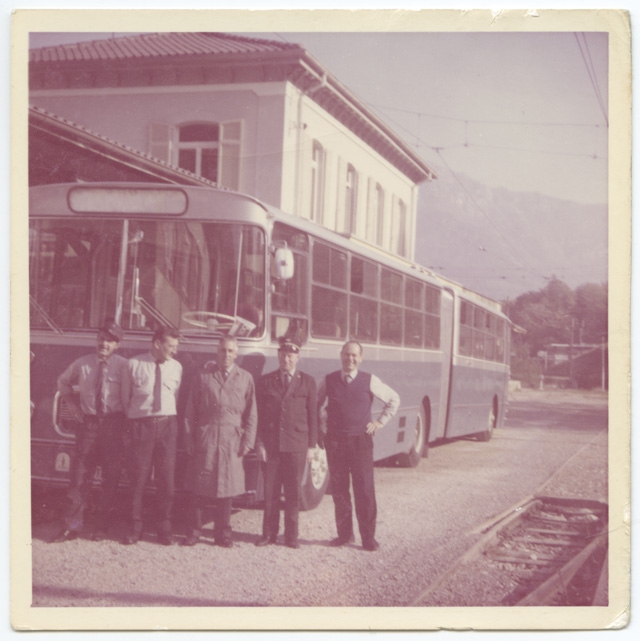 Personale della linea Lugano-Tesserete in posa sul piazzale della stazione