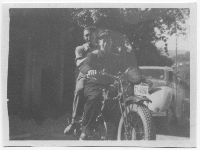 Arnoldo Moresi in motocicletta con un amico