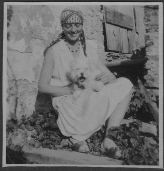 Irma Bernasconi Pannes con il cane davanti a casa