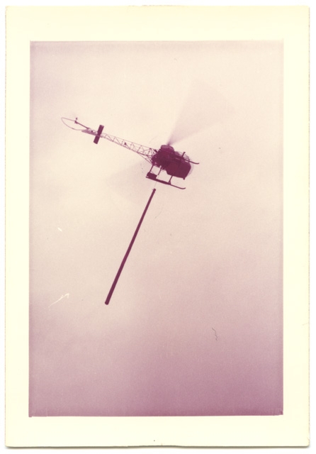 Consegna di pali per il rinnovo della linea elettrica di Tesserete