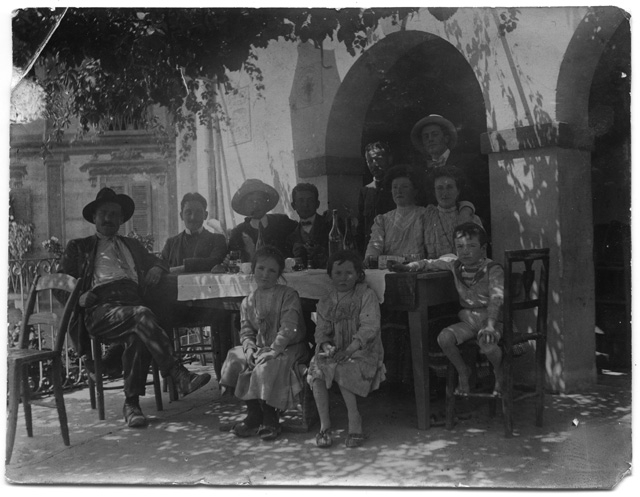 Gruppo al tavolo di un'osteria