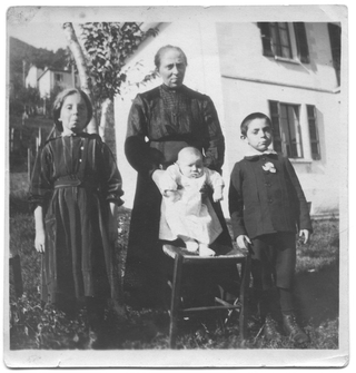 Famiglia Moresi nel giardino di a casa a Signôra