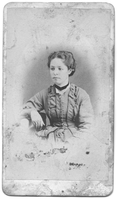 Ritratto di donna con collana