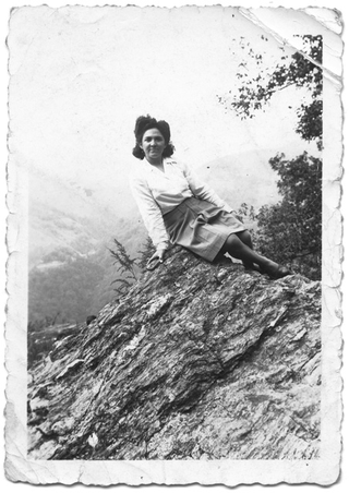 Alfonsina Camozzi in posa sopra una roccia