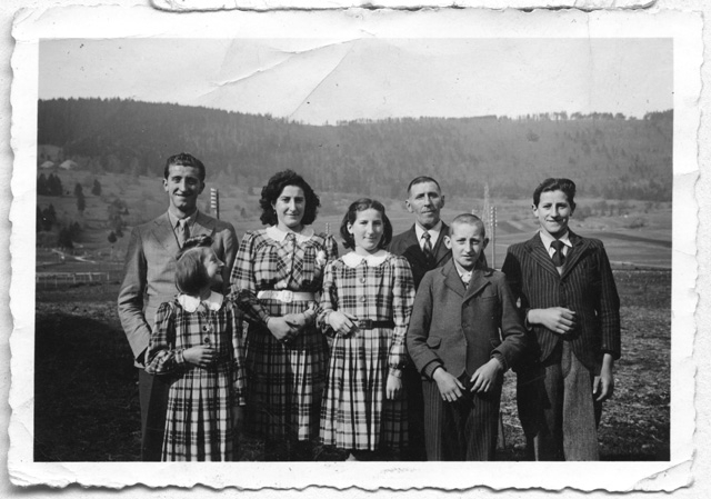 Famiglia Forlani in posa a Glovelier