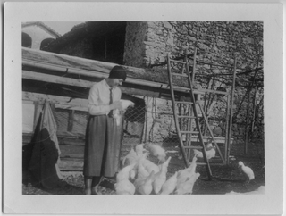 Irma Bernasconi Pannes davanti a un pollaio